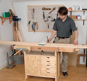 Mål op til hjørnelister til varmepumpeskjuler Mål op til hjørnelister til varmepumpeskjuler og skær dem til på længden